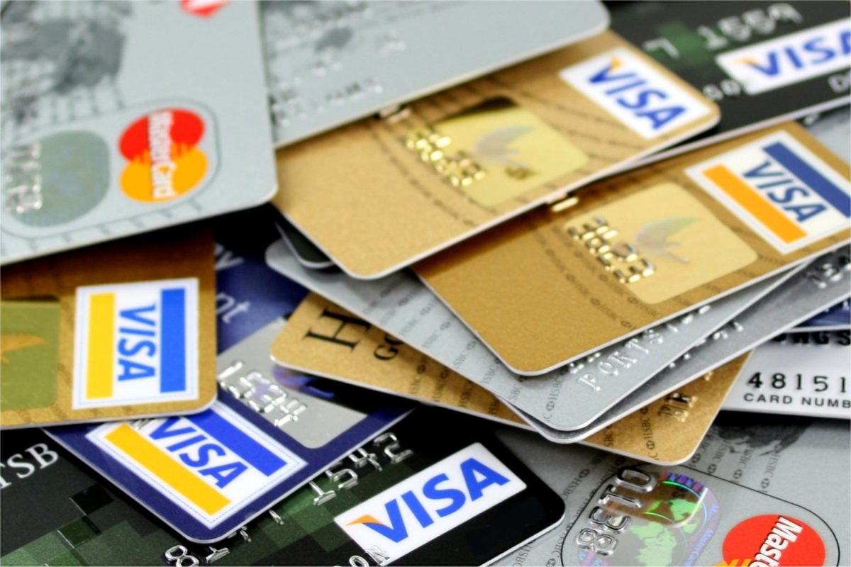 Picture of the recognizable cards of Mastercard and Visa